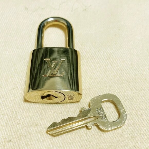 LOUIS VUITTON LV 10 SET PADLOCK KEY CHARM CADENA GOLD-PLATED FRANCE 31PDA116 - Picture 6 of 6